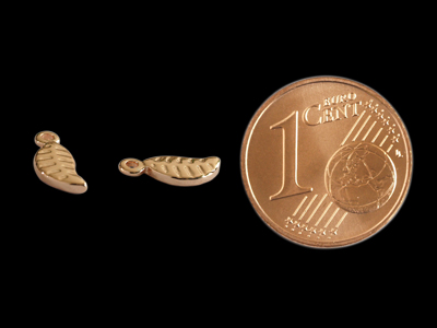 Mini-Charm mit Größenvergleich
