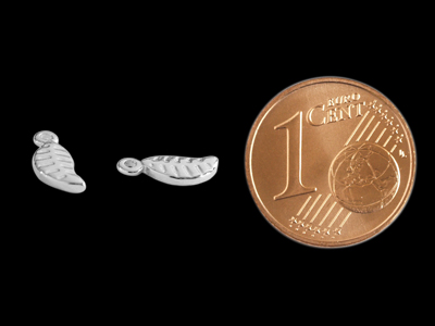 Mini-Charm mit Größenvergleich