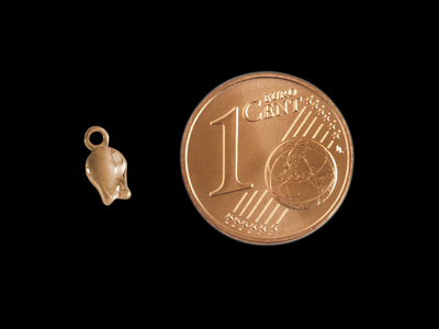 Mini-Charm mit Größenvergleich