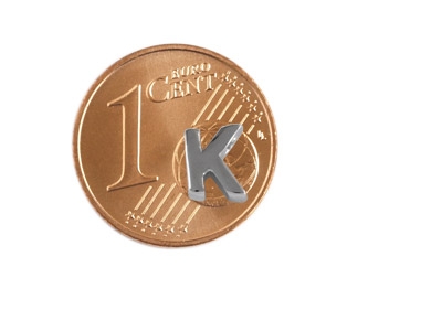 kleine Buchstabenperlen, Alphabetperlen für Armbänder , Bild 2 mit Größenvergleich