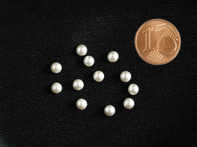 Cabochon von Oben mit Münze