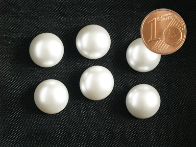 Cabochon von Oben mit Münze