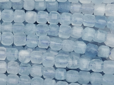 würfelförmige 3mm Aquamarin Steinperlen - Nahaufnahme
