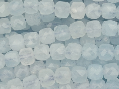 würfelförmige 4mm Aquamarin Steinperlen - Nahaufnahme