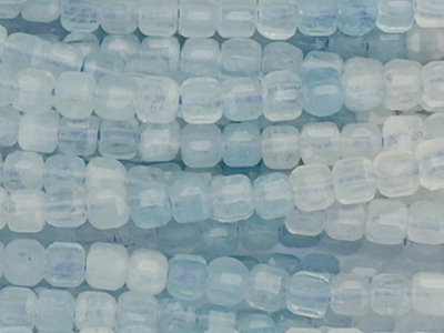 hellblaue würfelförmige Aquamarin Steinperlen 2mm - Nahaufna