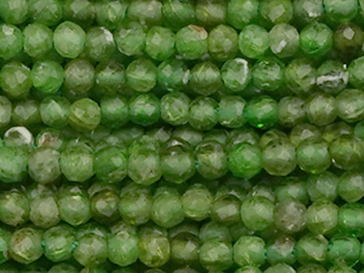 grüne facettierte Steinperlen Diopsid 2mm - Nahaufnahme
