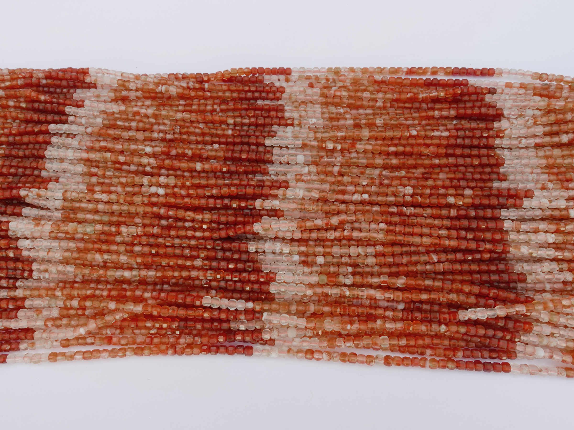 würfelförmige 2mm Karneol Steinperlen farblich geordnet zum 