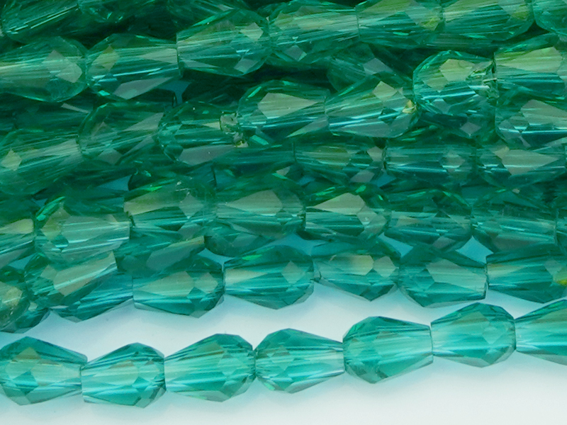 kleine türkisgrüne facettierte Glasperlentropfen 3x5mm - Nah
