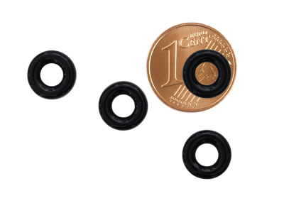 kleine Glasringe 4mm, schwarz, Bild 2 mit Größenvergleich