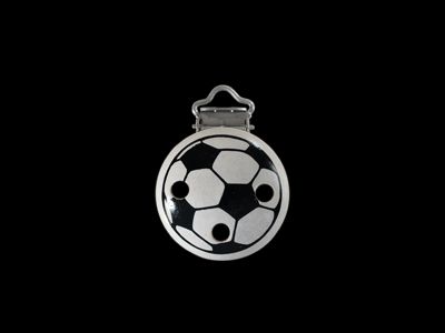 Schnullerkettenclip aus Holz mit Fußballmotiv