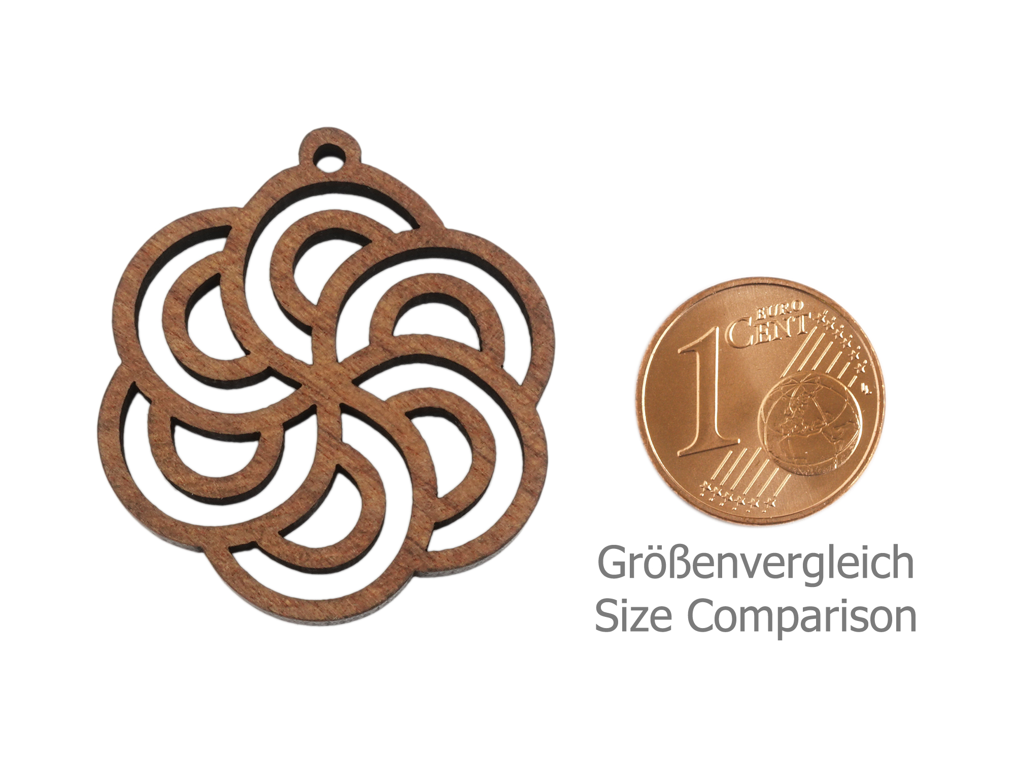 Chakra Holzanhängeraus Nussholz - Größenvergleich