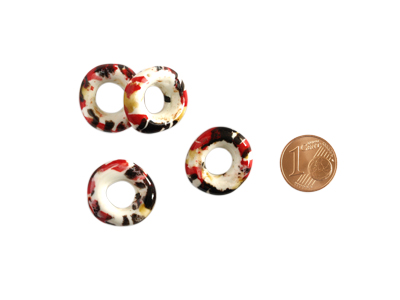 Keramikdonuts mit großem Loch mit Größenvergleich