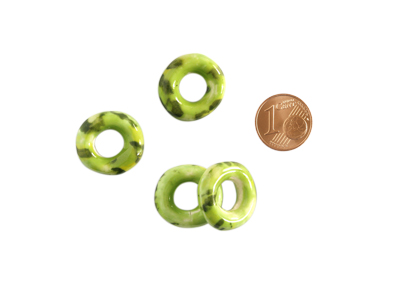 Keramikdonuts mit großem Loch mit Größenvergleich