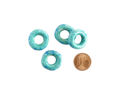 Keramikdonuts mit großem Loch mit Größenvergleich