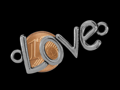 Metallelement Love, altsilberfarbig Bild mit Größenvergleich