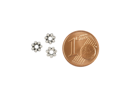 kleine Metallzwischenteile mit Größenvergleich