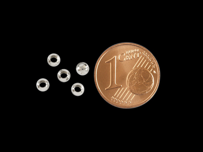 runde Metallperlen 3mm silberfarbig mit Größenvergleich