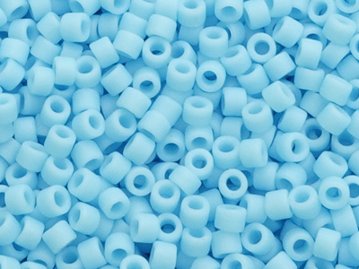 matte hellblaue MIYUKI Delica Perlen 11/0 Farbe DB755 Nahauf