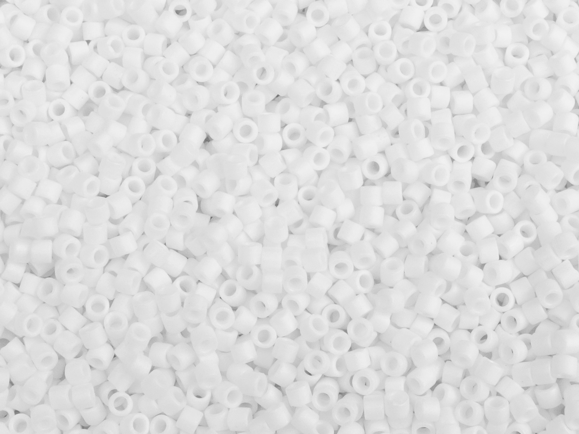 matte weiße Miyuki Delica Perlen 10/0 Farbe DBM351