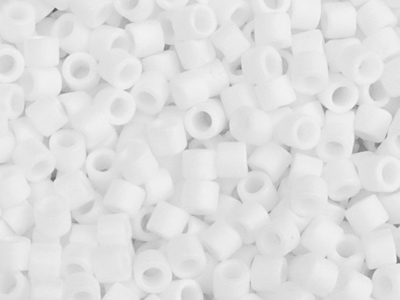 matte weiße Miyuki Delica Perlen 10/0 Farbe DBM351 - Nahaufn