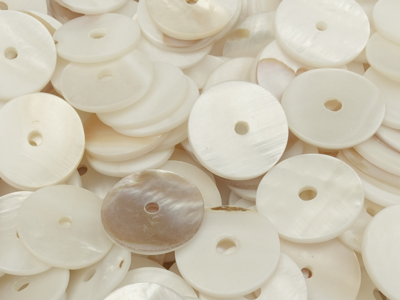 flache Muschelscheibe mit einem Loch in der Mitte 18mm - Nah