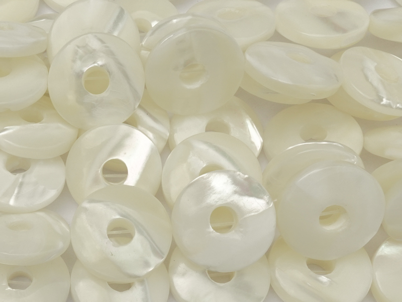 gewölbte Perlmutter Scheiben 15mm zum Schmuckmachen - Nahauf