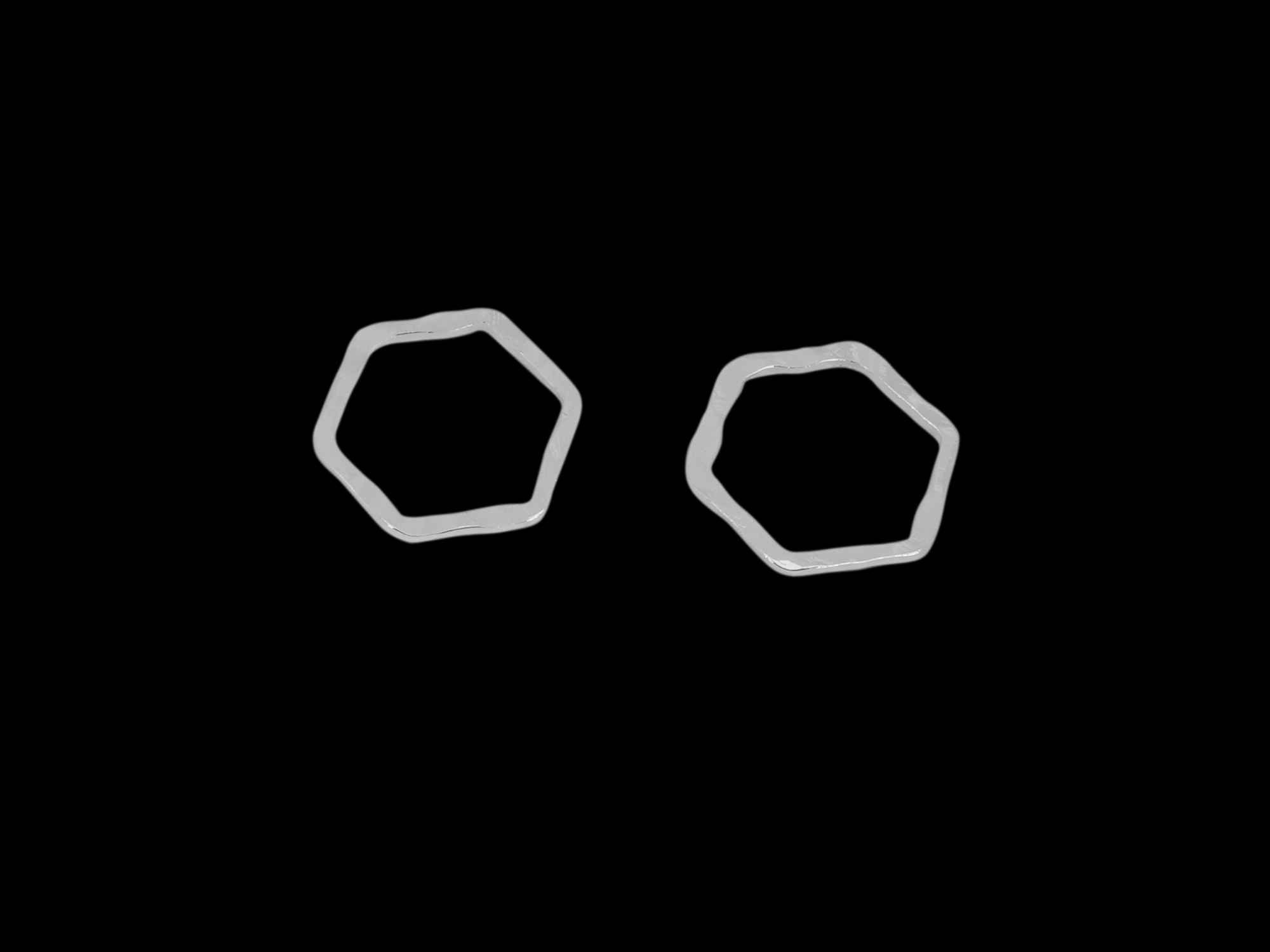 gehämmerte, silberfarbige, hexagonförmige Schmuckelemente
