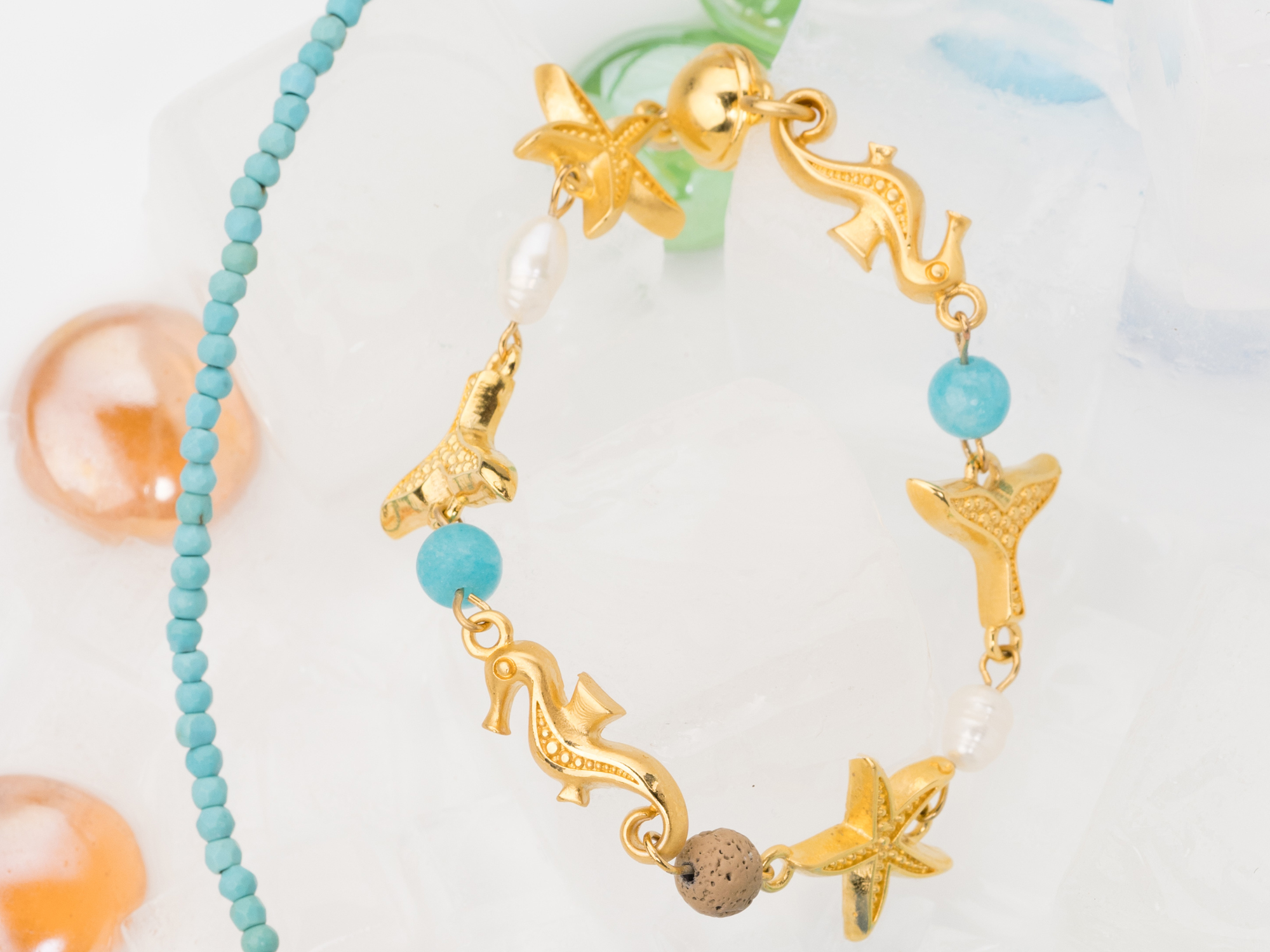 Sommerarmband mit goldenen Seesternen, Seepferdchen und eine