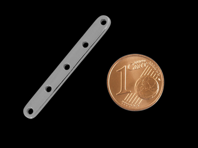 5-löchriger Steg für Halsketten, echt rhodiniert, Bild 2 mit Größenvergleich