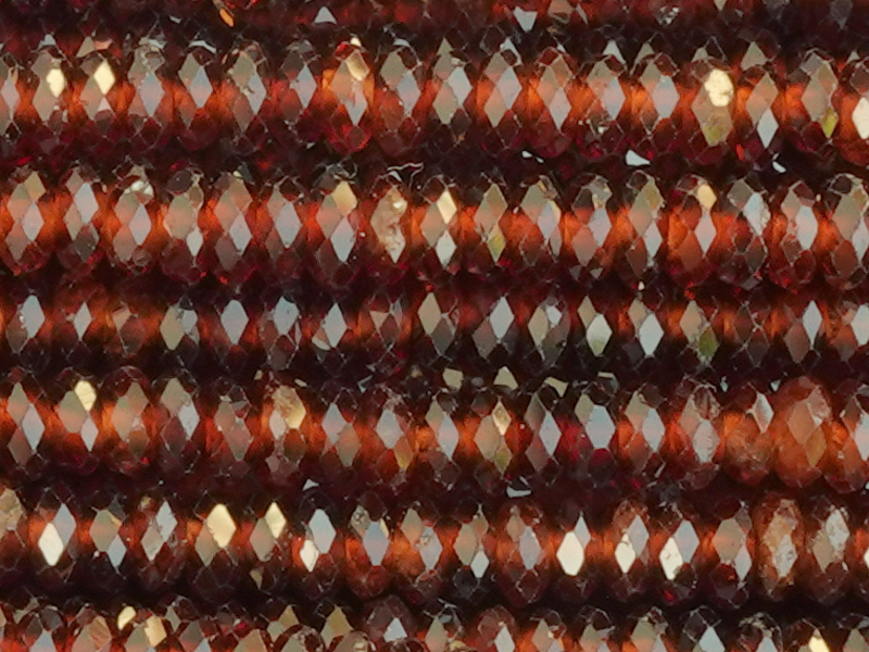 geschliffene braune Granat Steinperlen Rondellen 3x1mm - Nah
