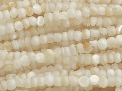 kleine Muschelperlen fuer Armbänder - Nahaufnahme