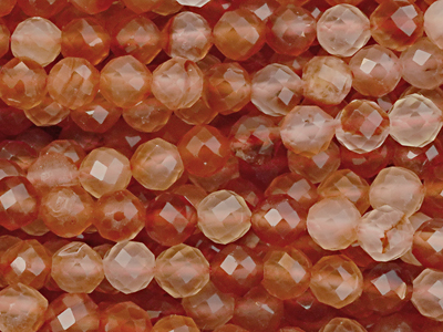 schöne facettierte 4mm Karneol Steinperlen - Nahaufnahme