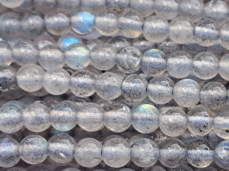 runde 3mm Steinperlen aus echtem Labradorit - Nahaufnahme