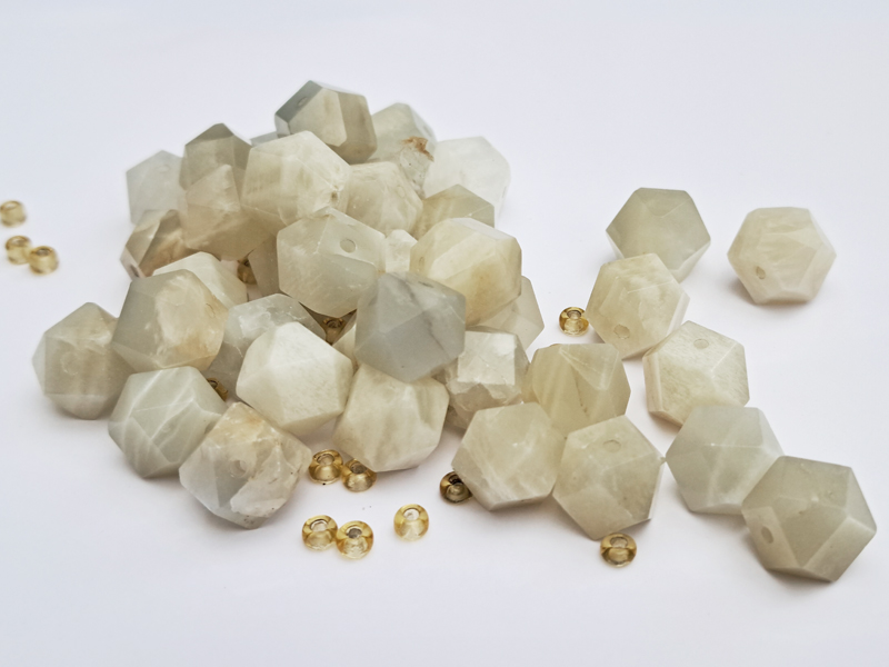 echte, facettierte, würfelförmige Mondstein Perlen 8mm