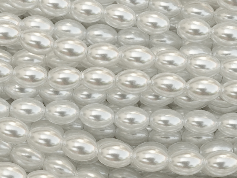 weiße, olivenförmige Glaswachsperlen, Glasperlen 3x4mm - Nah