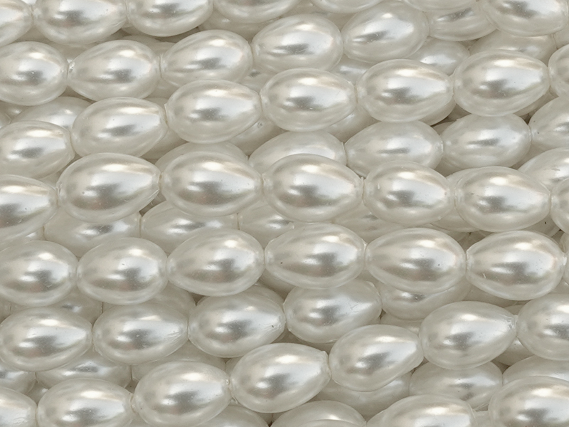 weiße, olivenförmige Glaswachsperlen, Glasperlen 4x6mm - Nah