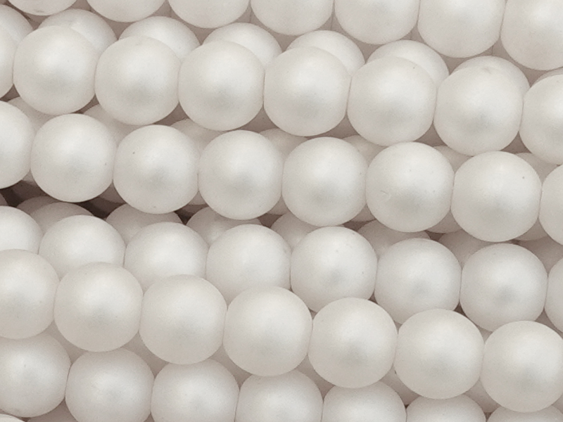 weiße, matte runde Glaswachsperlen 4mm - Nahaufnahme