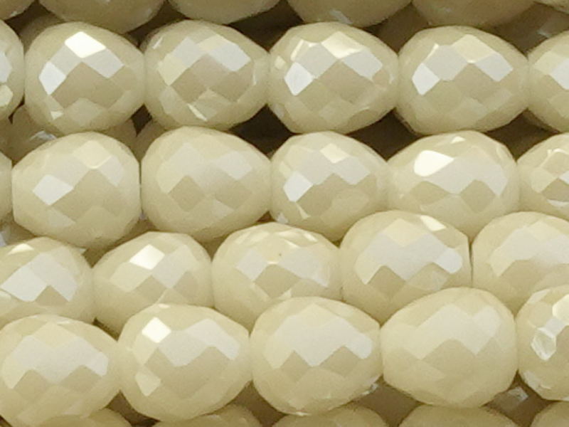erdbeerförmige, facettierte Glasperlen Tropfen 4mm, beige - 