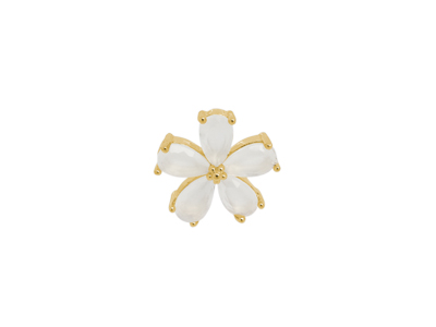 goldene Ohrstecker mit einer weißen Blume